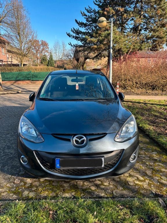 Grau Gebraucht 2011 Mazda 2 Active Limousine | 3.850 € (Fairer Preis) - Bild 1/3