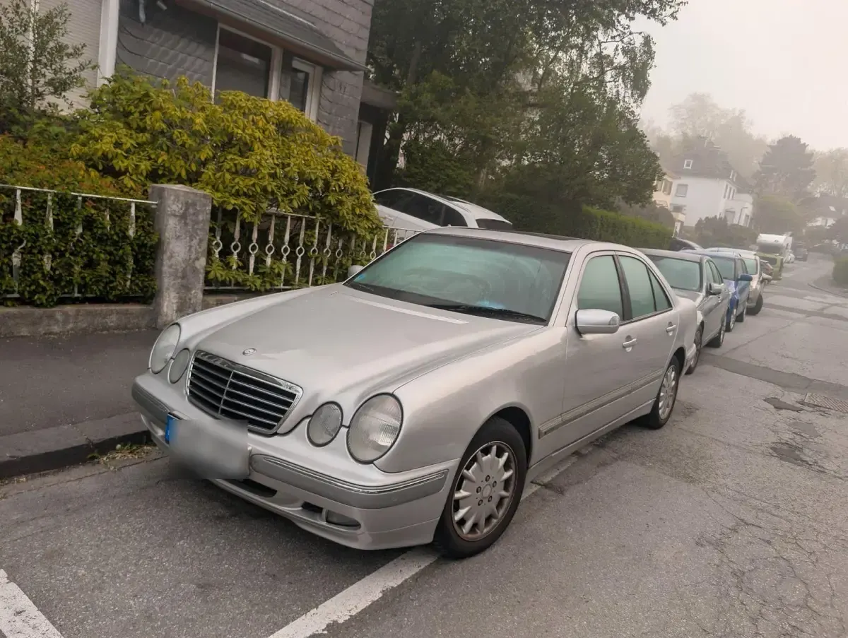 Gebraucht Mercedes E220 150 PS (110 kW) 1999 Silber Limousine