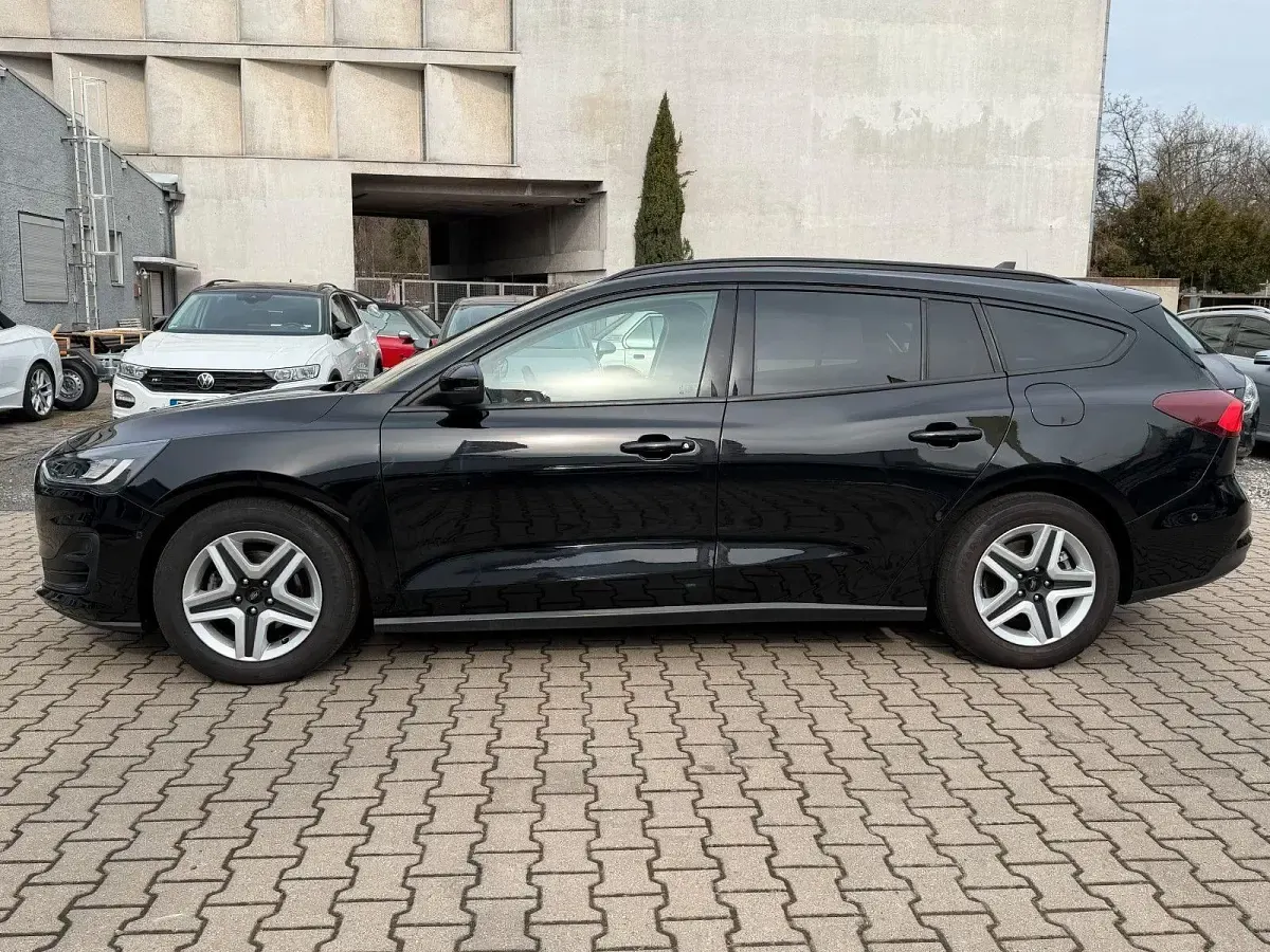 Używany Ford Focus Cool & Connect 120 KM (88 kW) 2022 Czarny Kombi