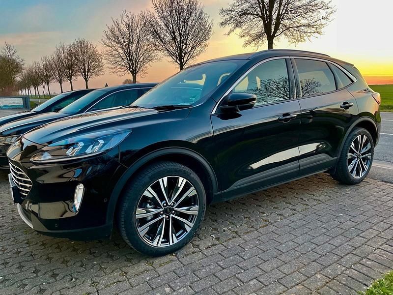 Schwarz Gebraucht 2022 Ford Kuga Titanium SUV | 23.232 € (Guter Preis) - Bild 1/4