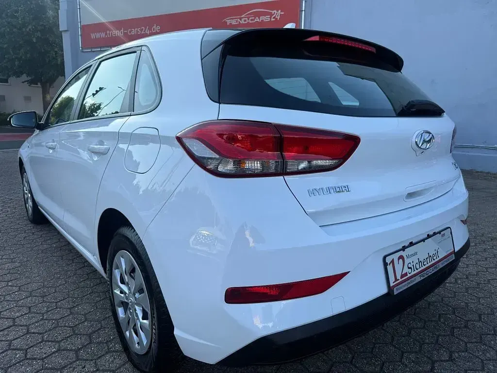 Gebraucht Hyundai i30 Select 120 PS (88 kW) 2023 Weiß Limousine