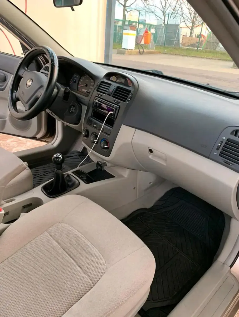Gebraucht Kia Cerato 106 PS (77 kW) 2005 Gold Limousine