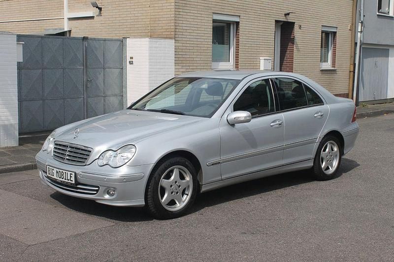 Silber Gebraucht 2006 Mercedes C220 Elegance Limousine | 4.950 € (Etwas zu teuer) - Bild 1/4