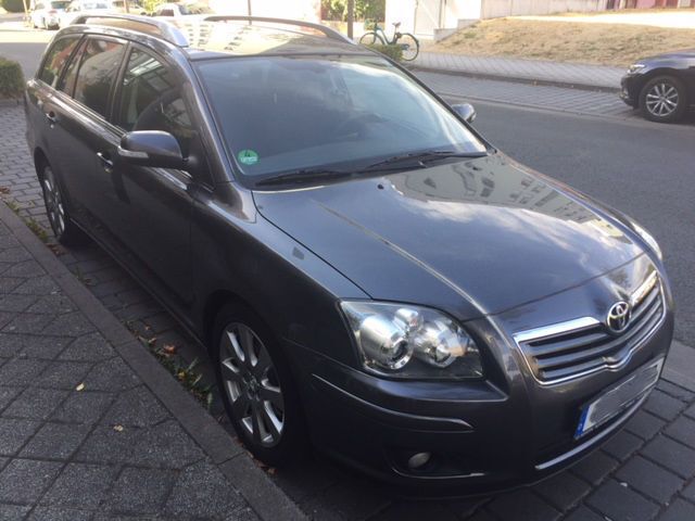 Grau Gebraucht 2008 Toyota Avensis Kombi | 7.000 € (Teuer) - Bild 1/4