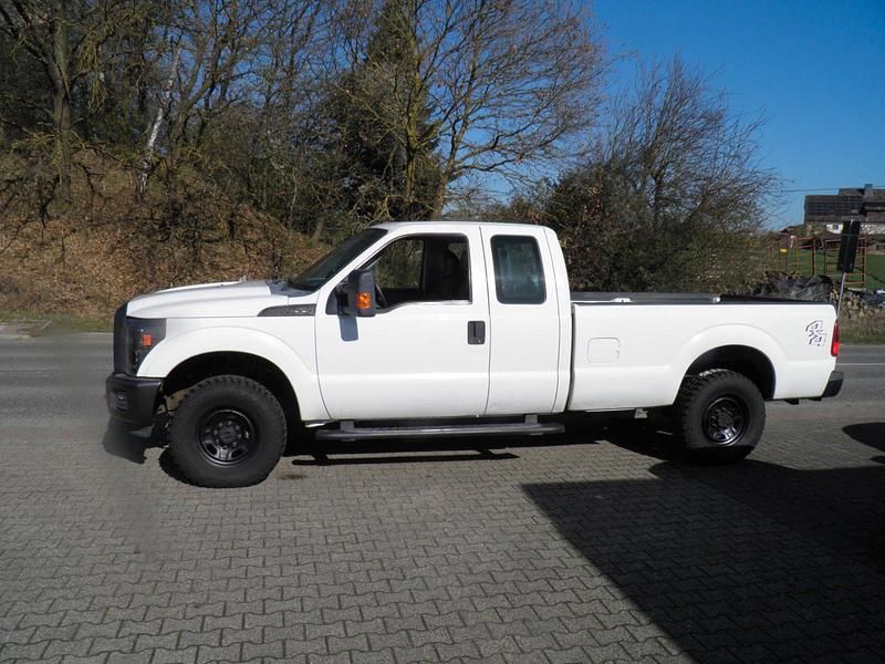 Używany Ford V8 400 KM (294 kW) 2012 Biały SUV