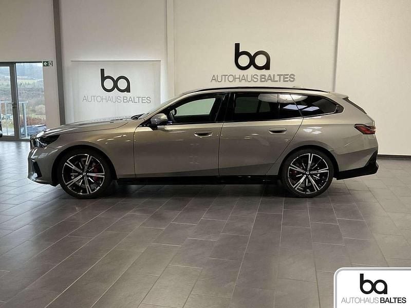 Gebraucht BMW 520 M Sport 190 PS (139 kW) 2025 Oxidgrau met. Kombi