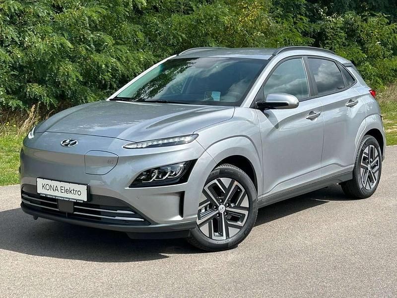 Shimmering silver (metallic) Gebraucht 2024 Hyundai Kona Prime SUV | 36.490 € (Fairer Preis) - Bild 1/4