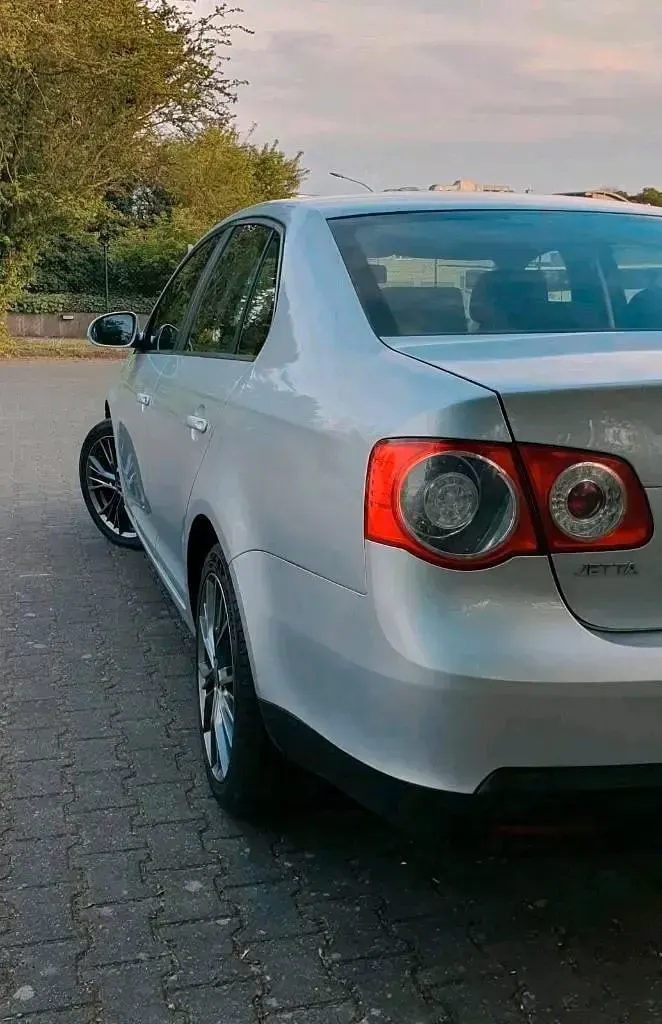 Gebraucht VW Jetta 102 PS (75 kW) 2005 Grau Limousine