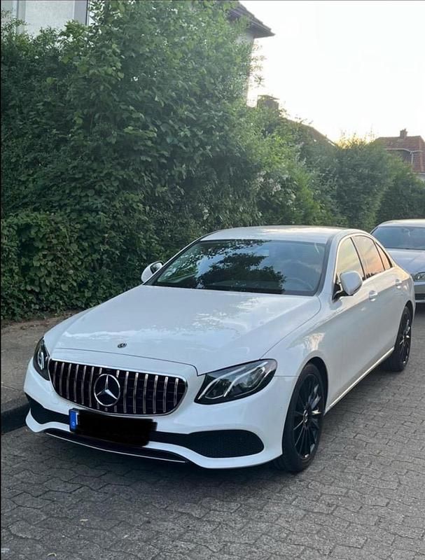 Weiß Gebraucht 2018 Mercedes E200 Limousine | 23.800 € - Bild 1/4