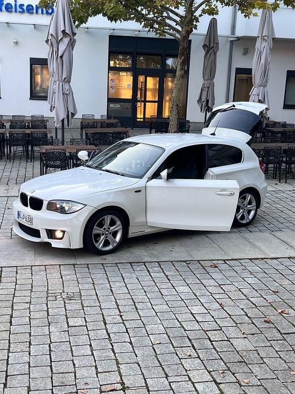 Weiß Gebraucht 2009 BMW 116 M Sport Kleinwagen | 4.250 € (Fairer Preis) - Bild 1/4