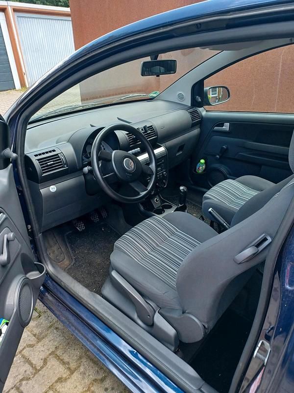 Gebraucht VW Fox 54 PS (39 kW) 2005 Blau Kleinwagen