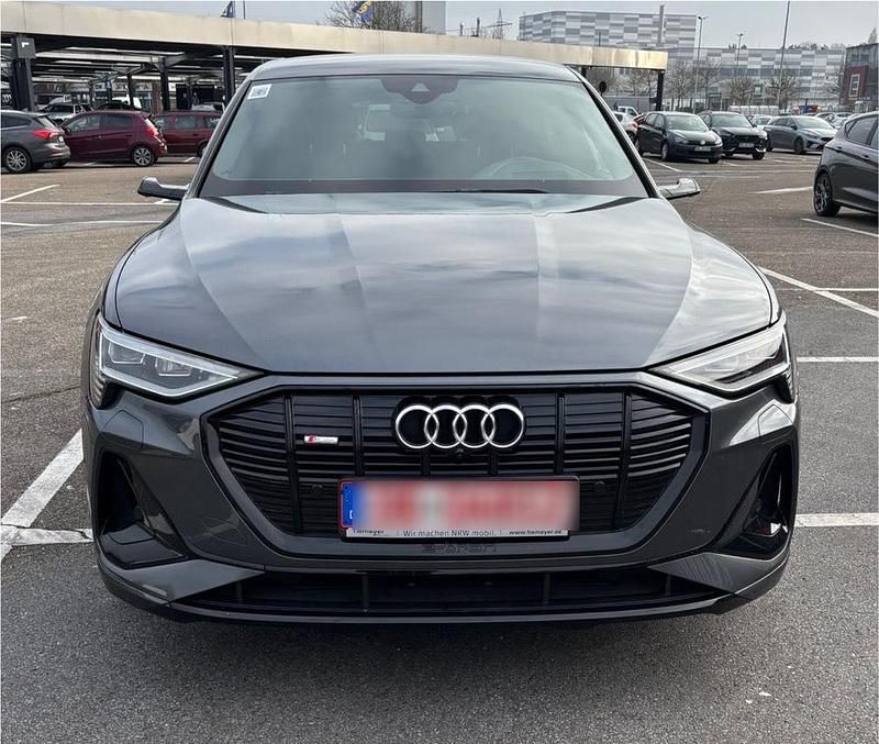 Grau Gebraucht 2021 Audi e-tron S-Line SUV | 33.000 € (Etwas zu teuer) - Bild 1/4