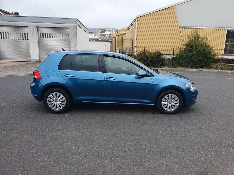 Blau Gebraucht 2013 VW Golf VII Comfortline Limousine | 10.300 € (Fairer Preis) - Bild 1/4