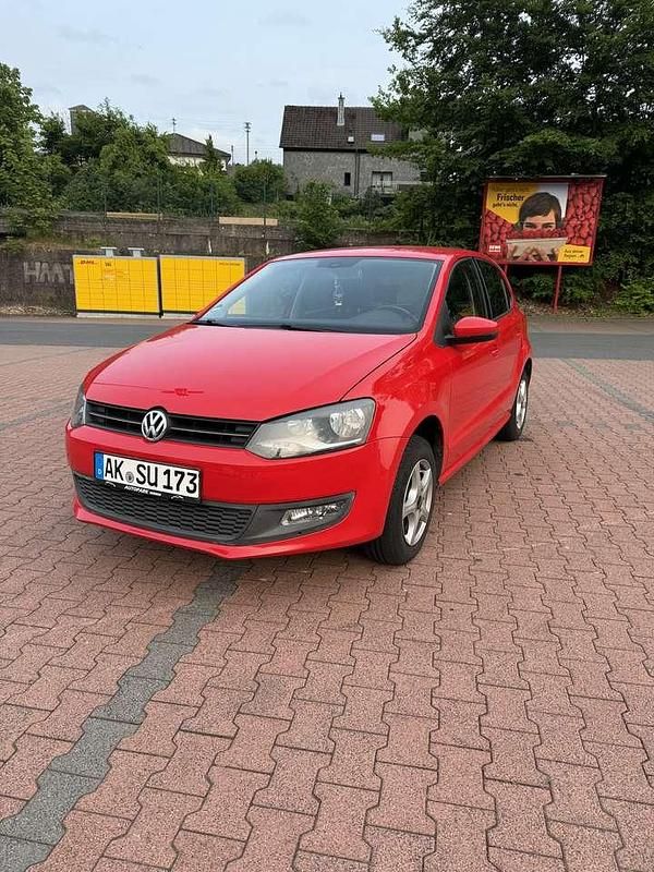 Rot Gebraucht 2010 VW Polo Style Limousine | 3.600 € (Teuer) - Bild 1/4