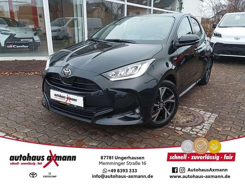 Schwarz Neu 2025 Toyota Yaris Hybrid Comfort Limousine | 26.509 € (Fairer Preis) - Bild 1/4