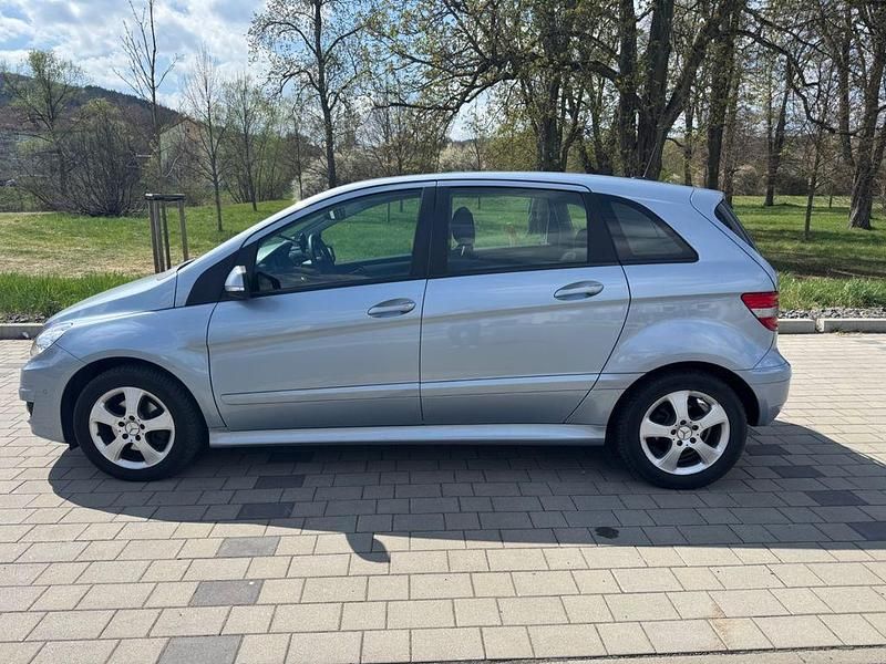 Silber Gebraucht 2009 Mercedes B200 Van / Kleinbus | 9.900 € (Teuer) - Bild 1/4