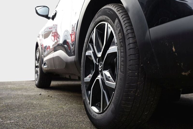 Gebraucht Citroën e-C4 Feel 100 kW (136 PS) 2023 Perla nera schwarz metallic Limousine