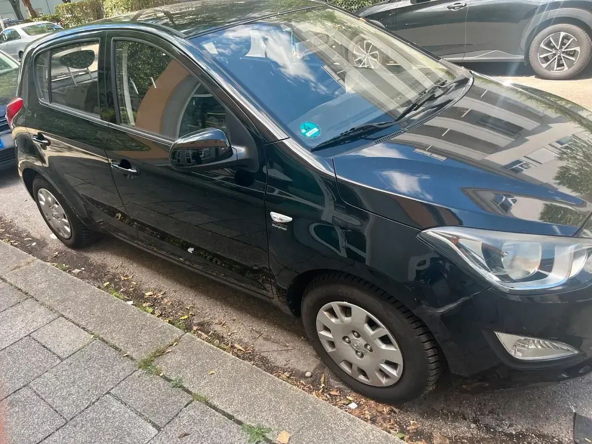 Gebraucht Hyundai i20 86 PS (63 kW) 2013 Schwarz Kleinwagen