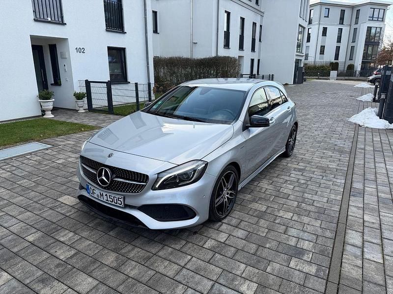 Silber Gebraucht 2017 Mercedes A180 AMG line Limousine | 15.500 € (Fairer Preis) - Bild 1/4