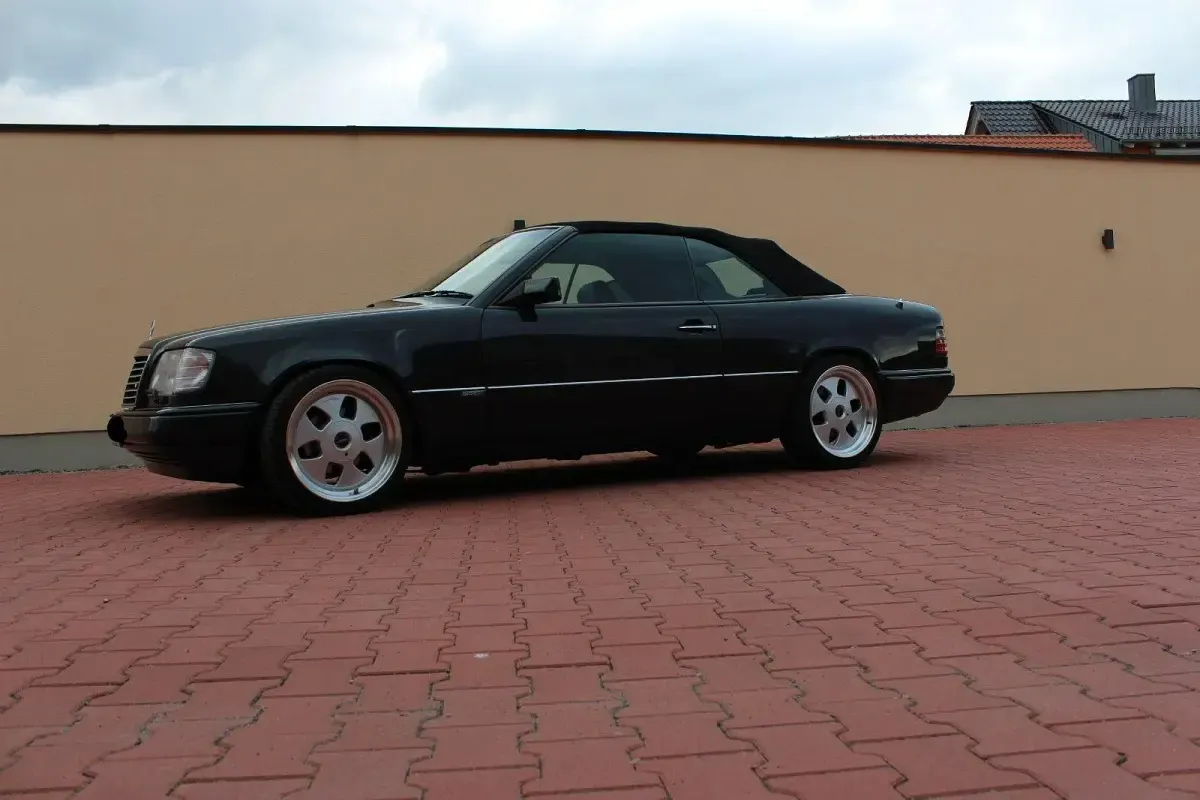 Gebraucht Mercedes E220 150 PS (110 kW) 1995 Schwarz Cabrio