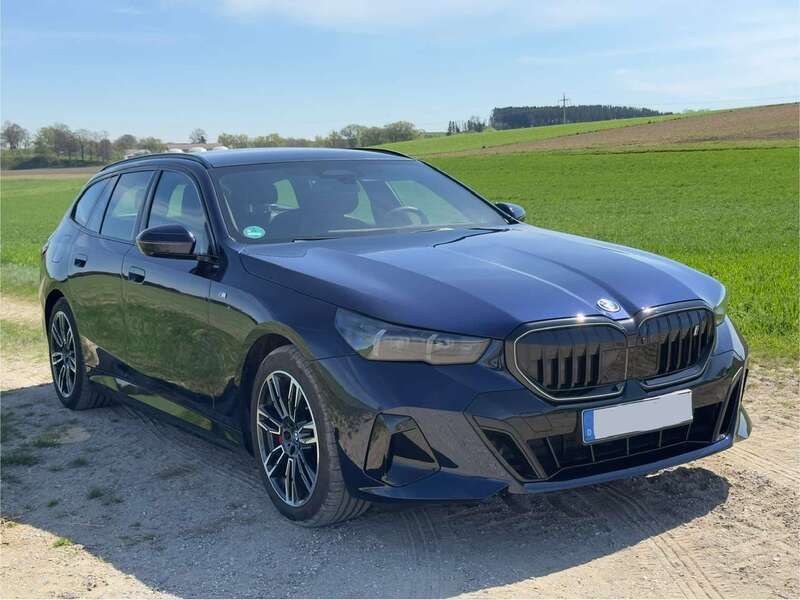 Blau Gebraucht 2024 BMW i5 M Sport Limousine | 67.500 € - Bild 1/4