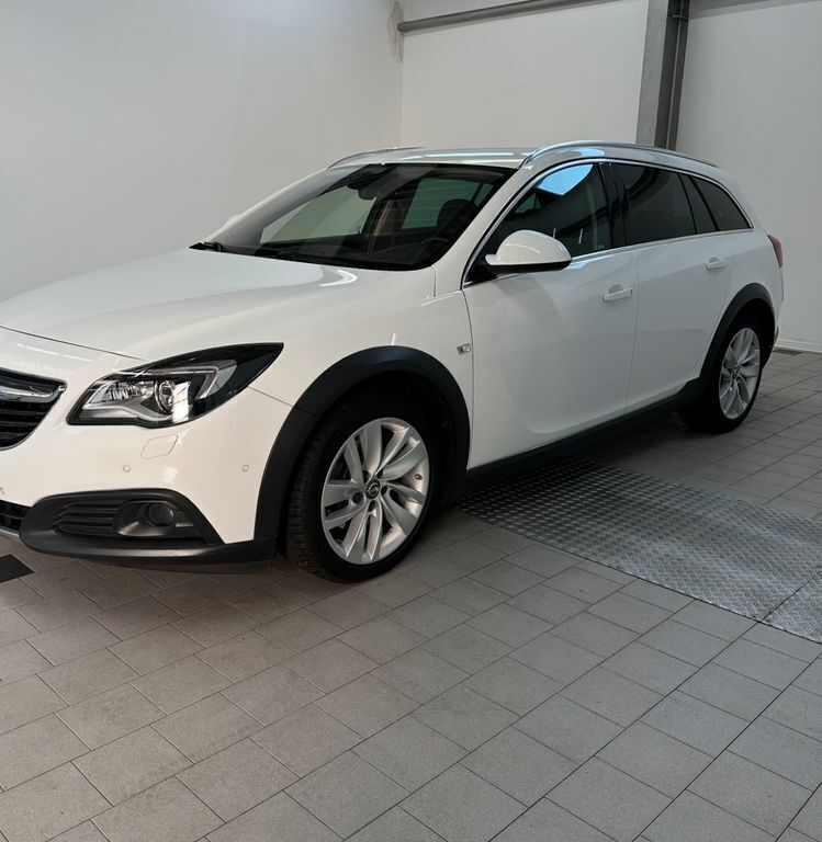 Weiß Gebraucht 2016 Opel Insignia Country Tourer Kombi | 5.500 € - Bild 1/2