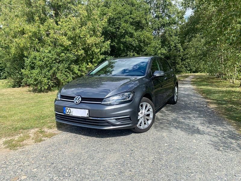 Grau Gebraucht 2017 VW Golf VII Sound Limousine | 15.400 € (Teuer) - Bild 1/4
