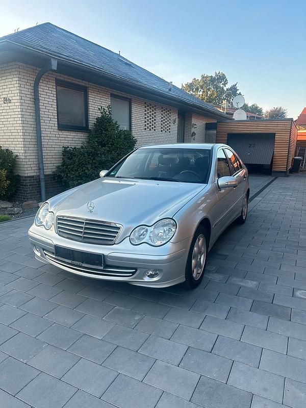 Silber Gebraucht 2004 Mercedes C180 Limousine | 4.950 € (Etwas zu teuer) - Bild 1/4