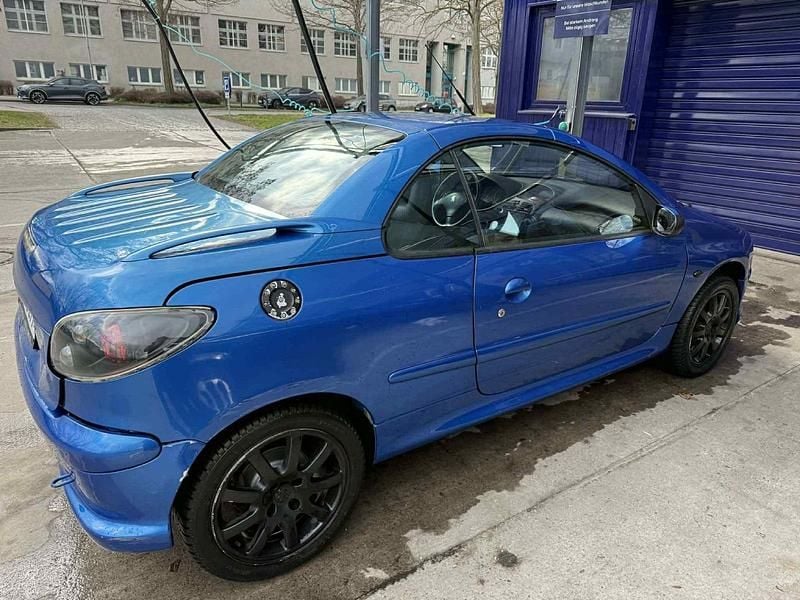 Gebraucht Peugeot 206 CC 140 PS (102 kW) 2004 Blau Cabrio