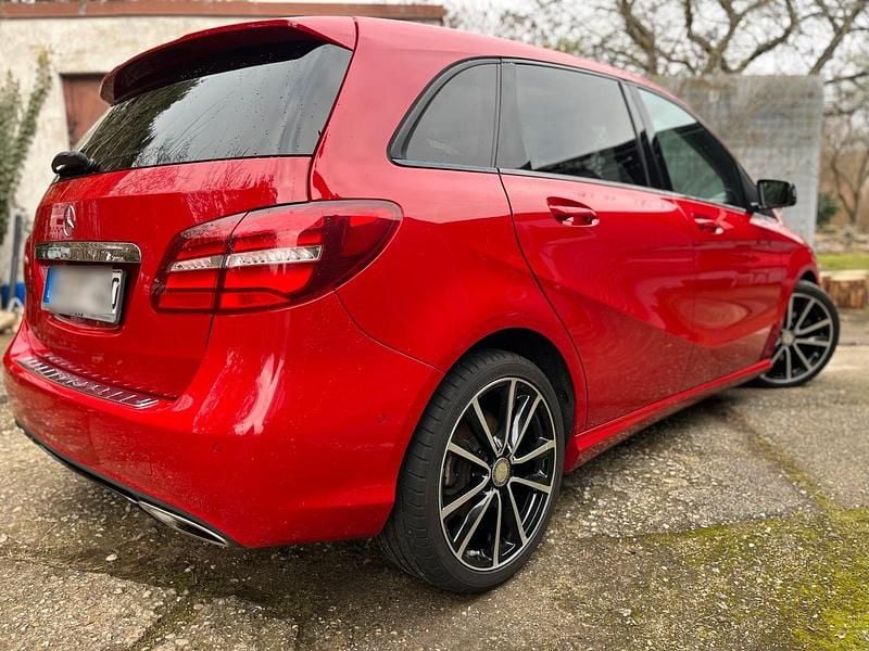 Rot Gebraucht 2016 Mercedes B200 Van / Kleinbus | 10.999 € (Fairer Preis) - Bild 1/4