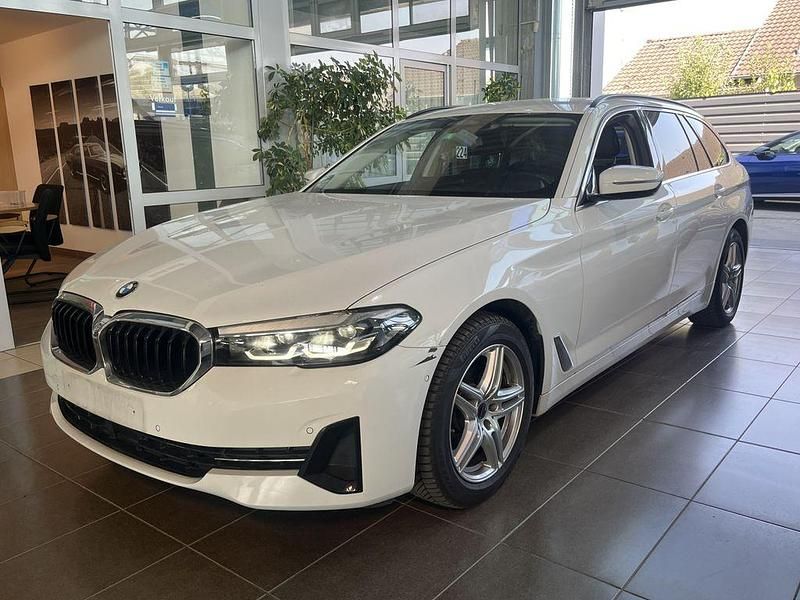 Weiß Gebraucht 2021 BMW 520 Kombi | 23.900 € (Superpreis) - Bild 1/4