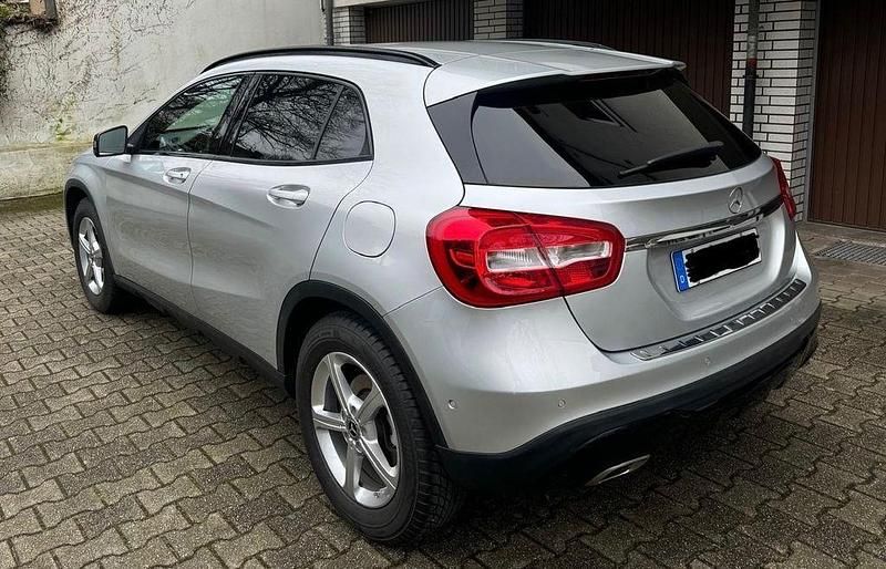 Gebraucht Mercedes GLA180 122 PS (89 kW) 2020 Silber SUV