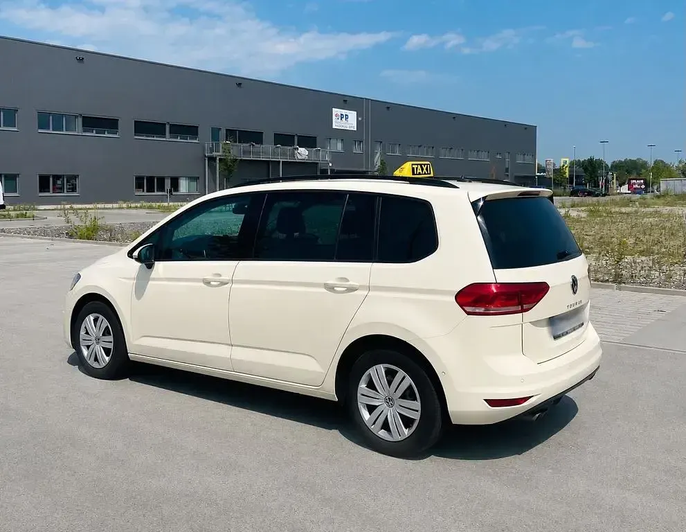 Gebraucht VW Touran 150 PS (110 kW) 2024 Gelb Van / Kleinbus