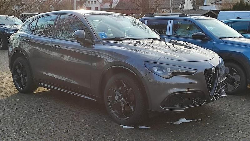 Grau Gebraucht 2023 Alfa Romeo Stelvio Veloce SUV | 34.950 € (Etwas zu teuer) - Bild 1/4