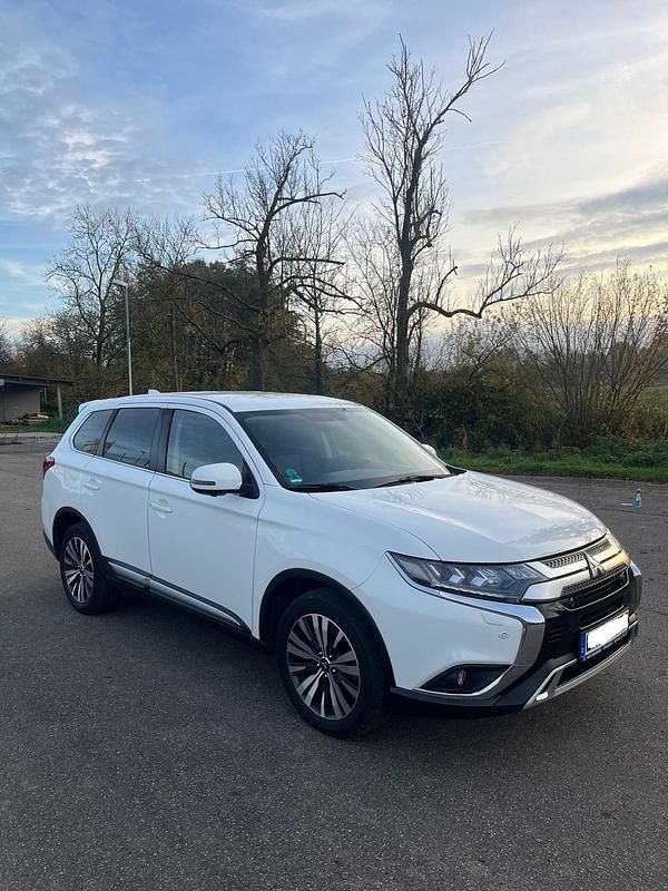 Weiß Gebraucht 2020 Mitsubishi Outlander Top SUV | 24.500 € (Etwas zu teuer) - Bild 1/4