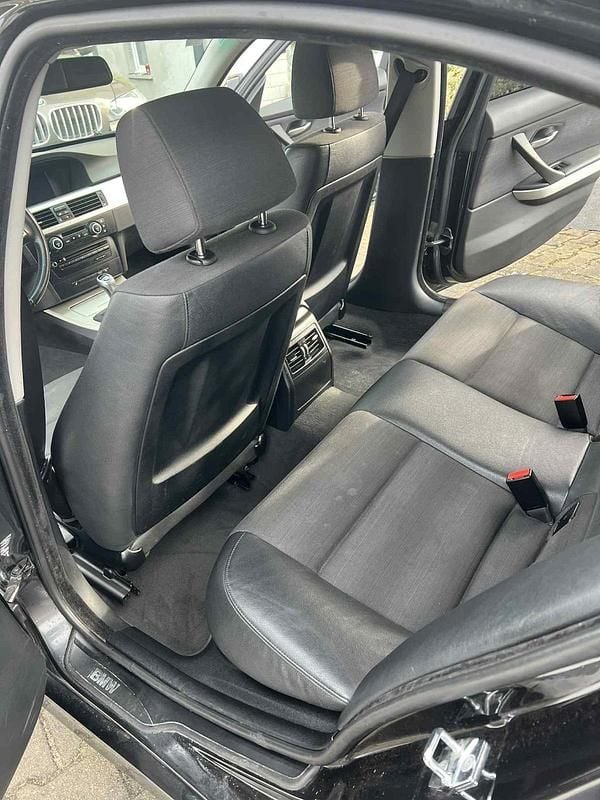 Gebraucht BMW 320 177 PS (130 kW) 2008 Schwarz Limousine