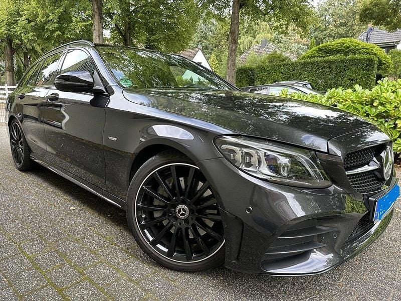 Grau Gebraucht 2021 Mercedes C300 AMG Kombi | 35.100 € (Fairer Preis) - Bild 1/4