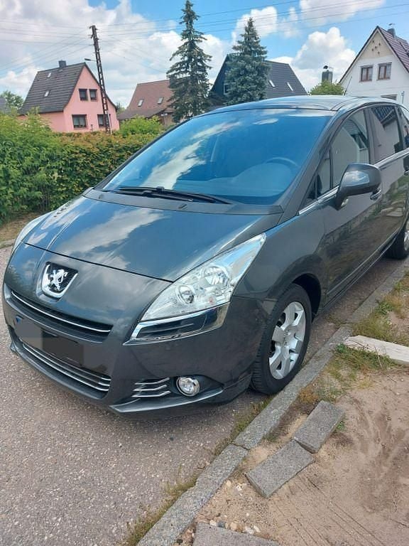 Silber Gebraucht 2010 Peugeot 5008 Platinum Van / Kleinbus | 4.199 € (Fairer Preis) - Bild 1/4
