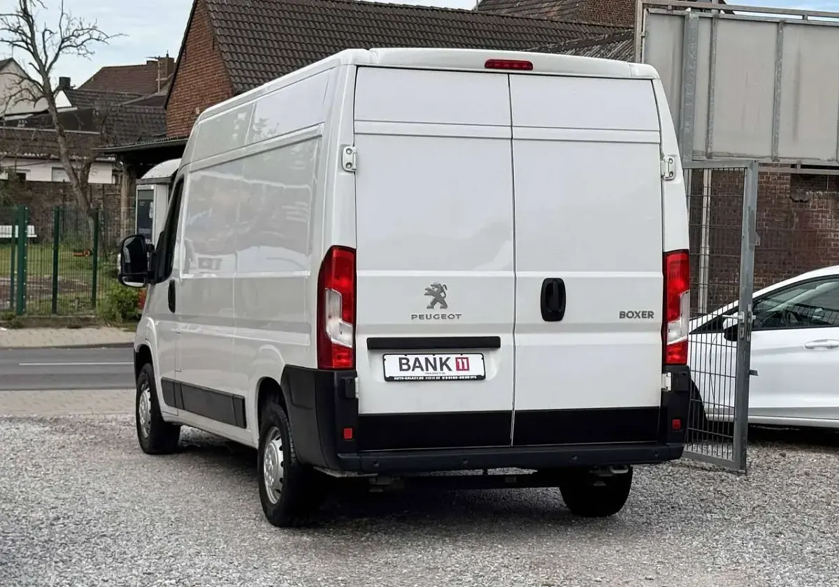 Gebraucht Peugeot Boxer 140 PS (102 kW) 2023 Weiss icy/deckende Van