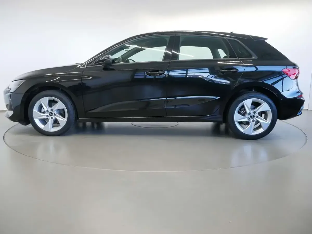 Second-hand Audi A3 Advanced 116 CP (85 kW) 2025 Negru Berlinǎ