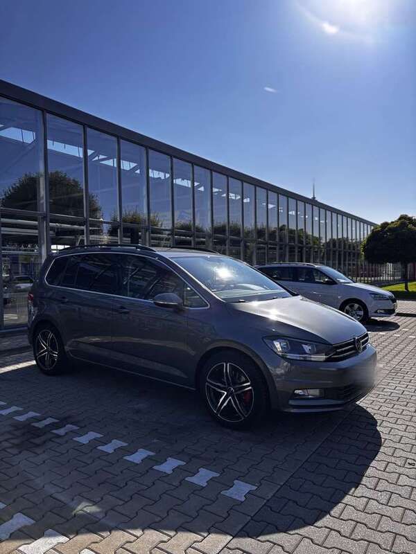 Grau Gebraucht 2015 VW Touran Comfortline Van / Kleinbus | 16.100 € (Etwas zu teuer) - Bild 1/4