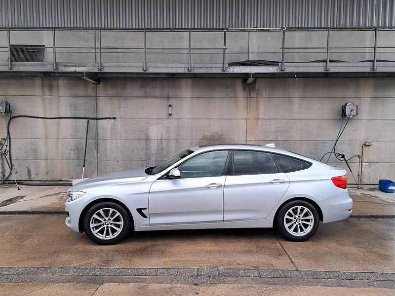 Silber Gebraucht 2015 BMW 318 Gran Turismo Sport Line Limousine | 8.900 € (Fairer Preis) - Bild 1/4