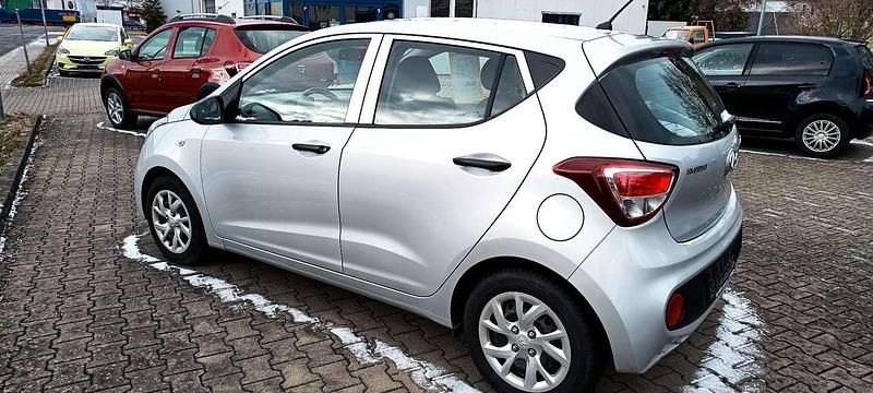 Gebraucht Hyundai i10 67 PS (49 kW) 2018 Grau (metallic) Kleinwagen