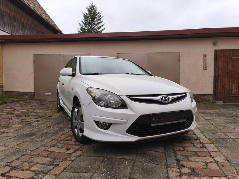 Weiß Gebraucht 2011 Hyundai i30 Kleinwagen | 4.200 € (Fairer Preis) - Bild 1/4