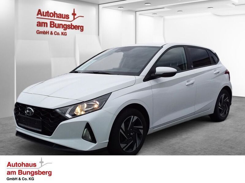 Weiß Gebraucht 2022 Hyundai i20 Edition 30 Limousine | 15.990 € (Fairer Preis) - Bild 1/4