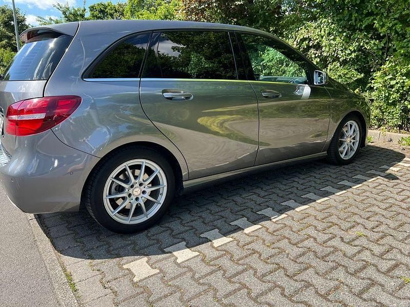 Gebraucht Mercedes B250 Urban 211 PS (155 kW) 2015 Grau Van / Kleinbus