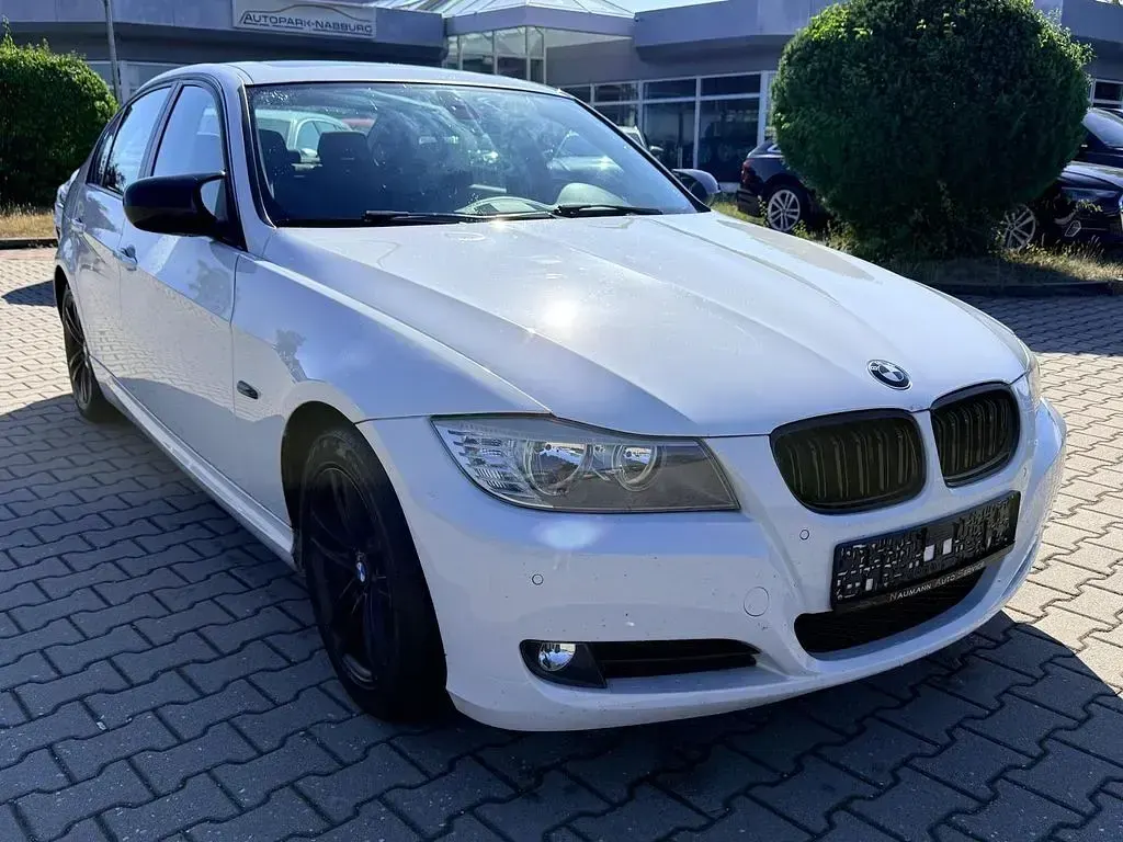 Gebraucht BMW 320 Sport Line 184 PS (135 kW) 2011 Weiß Limousine