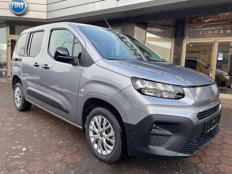 Neu Fiat Doblò 102 PS (75 kW) 2025 Silber Van / Kleinbus