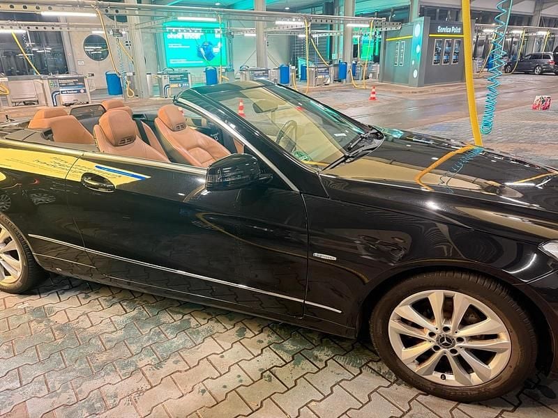 Gebraucht Mercedes E200 184 PS (135 kW) 2010 Schwarz Cabrio