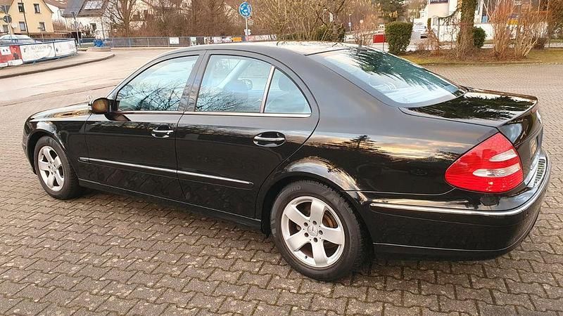 Gebraucht Mercedes E220 Avantgarde 150 PS (110 kW) 2005 Schwarz Limousine